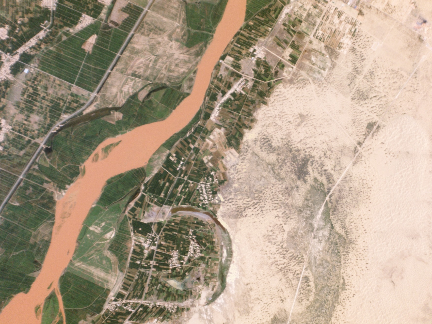 Рис. 5. Сельскохозяйственные земли, примыкающие к Желтой реки, недалеко от Тоужа в округе Пиньлюо, Китай, где осуществляется проект по контролю опустынивания для сохранения сельскохозяйственных угодий.