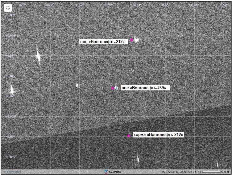 Рис. 5. Фрагмент РЛИ Sentinel-1A (30.04.2025, 15:28 UTC) на место катастрофы, на котором показаны три части затонувших танкеров и отобразились аварийно-спасательные суда. © ESA