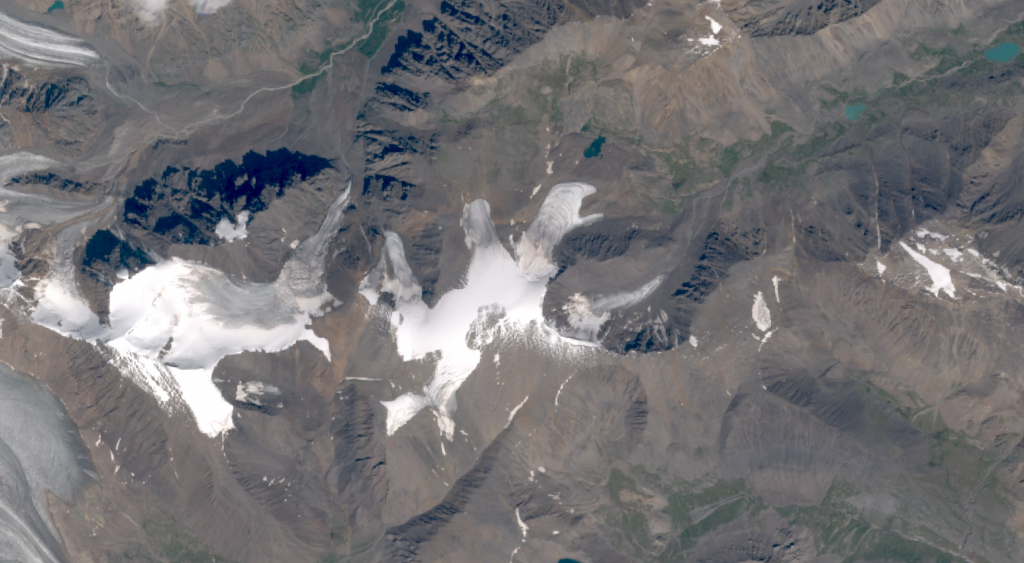 Рис.1. Фрагмент снимка КА SENTINEL-2 от 27.07.2022 на район Ледника Актру (Водопадный) в синтезе каналов «натуральные цвета»