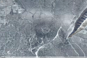 Рис. 3. Развивающаяся кольцевая структура во льду у м. Нижнее Изголовье на оптическом снимке спутника Landsat-8 от 25.03.2016 (03:38 UTC); оригинальное разрешение 30 м. © USGS
