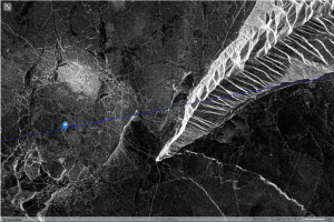 Рис. 5. Кольцевая структура во льду у м. Нижнее Изголовье на радиолокационных изображениях спутника Sentinel-1A, полученных на вертикальной поляризации: 31.03.2016, 10:25 UTC, положение центра показано каплей. По периферии кольца видна повышенная трещиноватость льда. © ESA