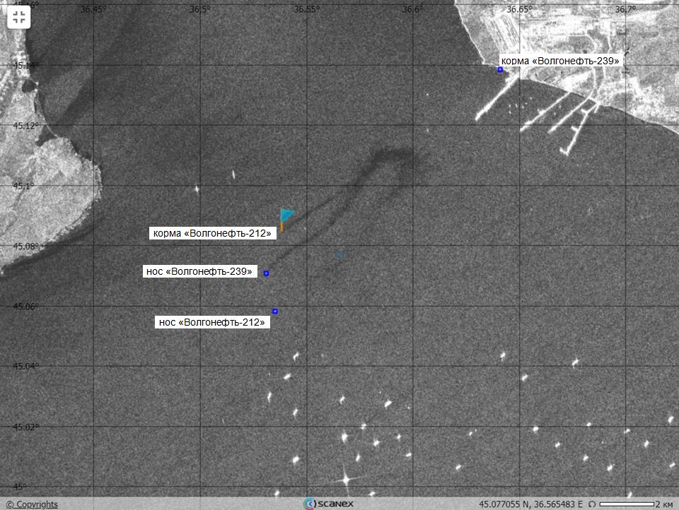 Рис. 1б. Фрагмент РЛИ Sentinel-1A (31.12.2024, 15:28 UTC) на место катастрофы, на котором видны три источника мазутного загрязнения (нос и корма танкера «Волгонефть-212» и нос «Волгонефть-239») и разливы, исходящие от них © ESA