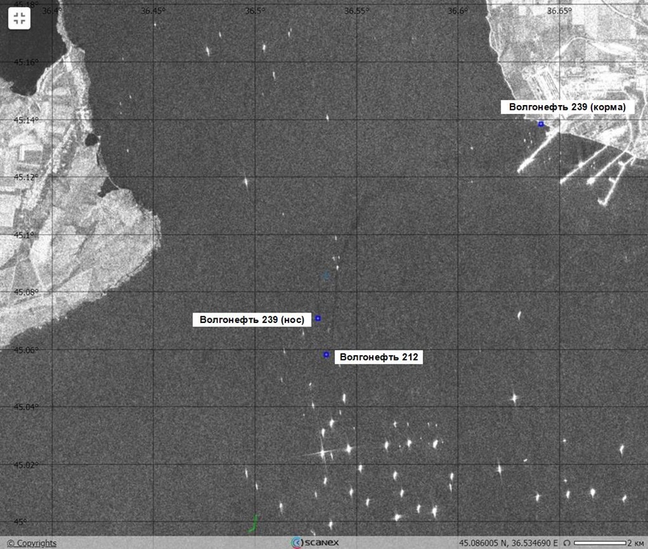 Рис. 5б. Фрагмент РЛИ Sentinel-1A (19.12.2024, 15:28 UTC) на место катастрофы, на котором отобразились два аварийных источника мазутных загрязнений – танкер «Волгонефть-212» и «Волгонефть-239» (нос). © ESA Рис. 5б. Фрагмент РЛИ Sentinel-1A (19.12.2024, 15:28 UTC) на место катастрофы, на котором отобразились два аварийных источника мазутных загрязнений – танкер «Волгонефть-212» и «Волгонефть-239» (нос). © ESA