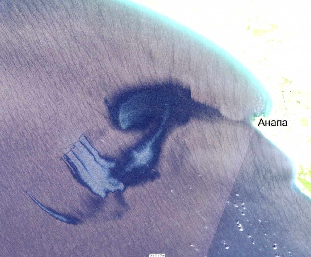 Рис. 3. Нефтяной разлив на оптическом снимке Sentinel-2C 30 августа 2025 г. в 08:37 UTC. На снимке четко видны ветровые полосы и ветровая размазка края пятна, а также цвет нефтяной пленки, что говорит о том, что нефтепродукт представляет собой сырую нефть Рис. 3. Нефтяной разлив на оптическом снимке Sentinel-2C 30 августа 2025 г. в 08:37 UTC. На снимке четко видны ветровые полосы и ветровая размазка края пятна, а также цвет нефтяной пленки, что говорит о том, что нефтепродукт представляет собой сырую нефть