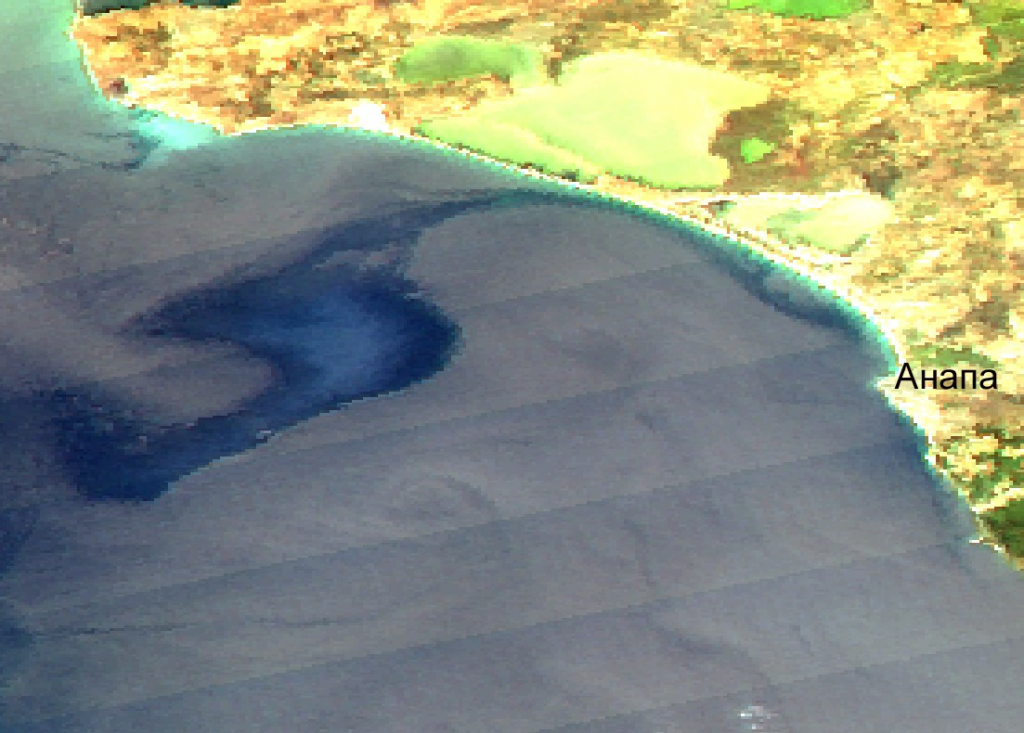 Рис. 4. Нефтяной разлив на оптическом снимке MODIS Aqua 1 сентября 2025 г. в 11:38 UTC. В центре разлива различается цвет нефтяной пленки Рис. 4. Нефтяной разлив на оптическом снимке MODIS Aqua 1 сентября 2025 г. в 11:38 UTC. В центре разлива различается цвет нефтяной пленки