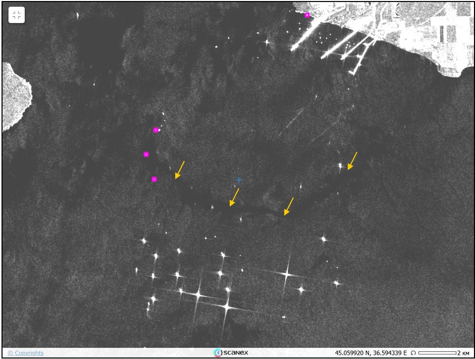 Рис. 3. Фрагмент РЛИ Sentinel-1С (23.04.2025, 03:39 UTC) на место катастрофы, на котором отобразилось загрязнение от носовых частей танкеров «Волгонефть-239» и «Волгонефть-212», при ветре северных румбов дрейфующее широкой полосой в восточном направлении. © ESA