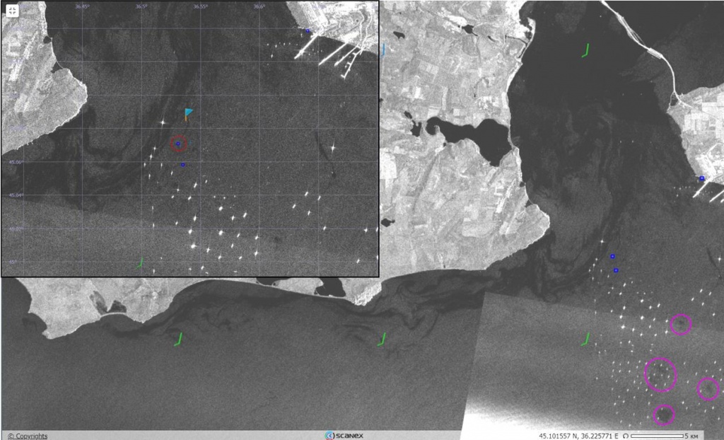 Рис. 6. Обзорное РЛИ Sentinel-1A (11.01.2025, 03:28 UTC) на место катастрофы, на котором отобразилось обширное пленочное мазутное загрязнение, распространяющееся из Керченского пролива в Черное море. Компактные пятна в границах рейдовой стоянки — судовые разливы (фиолетовые круги). Затонувший танкер опять начал течь (врезка, кружок)©ESA