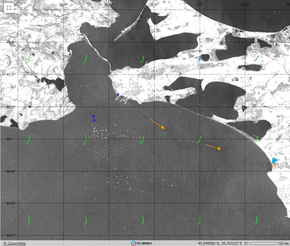 Рис. 5а. Обзорное РЛИ Sentinel-1A (19.12.2024, 15:28 UTC) на место катастрофы, на котором отобразились два источника мазутных загрязнений, скопление пятен загрязнения в широком и длинном пятне напротив Бугазской косы, а также отдельные полосы и пятна в Анапской бухте. © ESA Рис. 5а. Обзорное РЛИ Sentinel-1A (19.12.2024, 15:28 UTC) на место катастрофы, на котором отобразились два источника мазутных загрязнений, скопление пятен загрязнения в широком и длинном пятне напротив Бугазской косы, а также отдельные полосы и пятна в Анапской бухте. © ESA