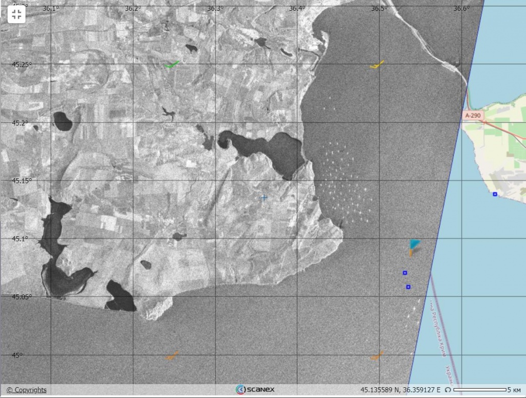 Рис. 2. Фрагмент РЛИ Sentinel-1A (4.01.2025, 03:49 UTC) на место катастрофы, на котором отмечены три источника загрязнения (нос и корма «Волгонефть-212» и нос «Волгонефть-239»), однако истечения из них отсутствуют © ESA