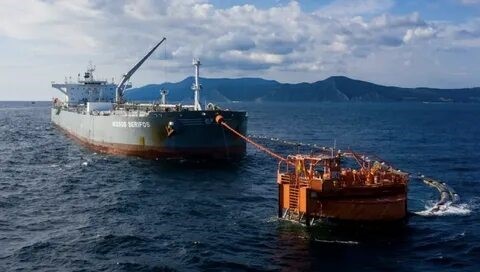 Рис. 1. Фотография процесса загрузки танкеров на выносных причальных устройствах КТК 