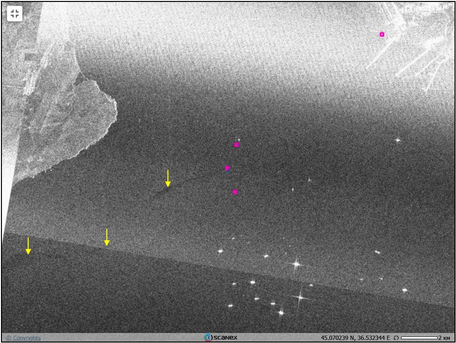 Рис. 1. Фрагмент РЛИ Sentinel-1A (17.04.2025, 03:41 UTC), на котором просматривается источник загрязнения (носовая часть «Волгонефть-239») и его разлив. Загрязнение при умеренном северо-восточном ветре распространяется вдоль побережья Крыма. © ESA