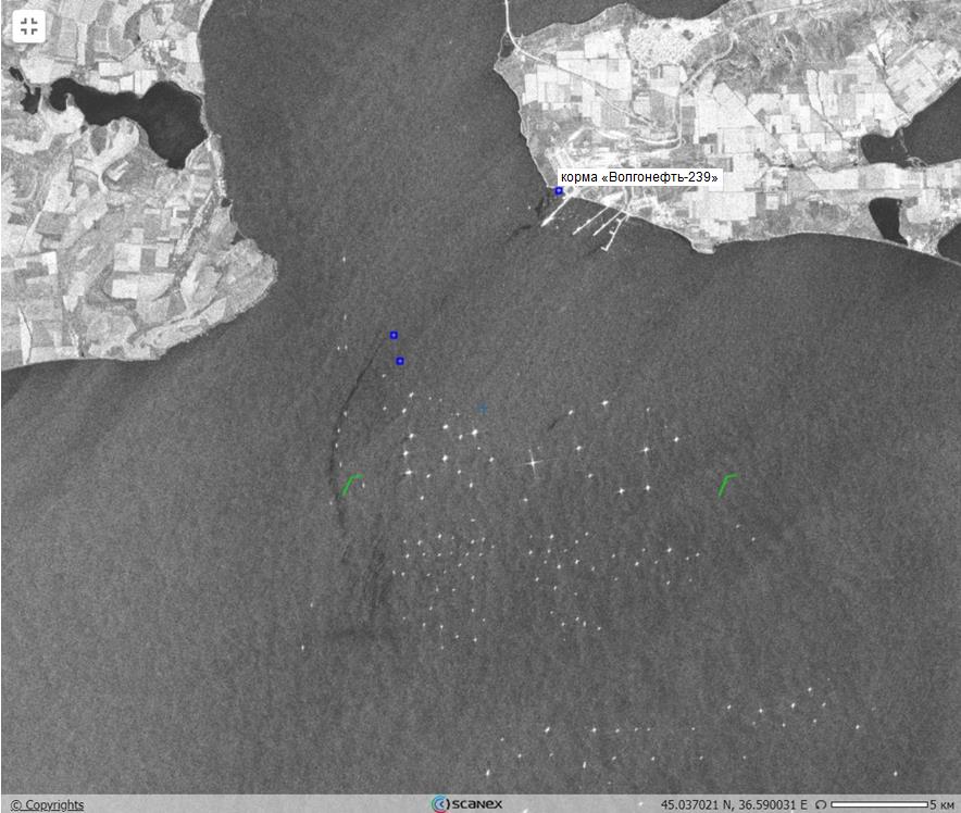 Рис. 7. Фрагмент РЛИ Sentinel-1A от 12.01.2025 (15:28 UTC) на место катастрофы, подтверждающий, что из затонувшего танкера продолжает вытекать мазут. Мазутные пятна также видны у кормы танкера «Волгонефть-239» © ESA