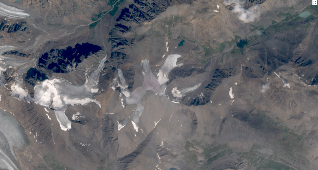 Рис.3. Фрагмент снимка КА SENTINEL-2 от 03.08.2022 на район Ледника Актру (Водопадный) в синтезе каналов «натуральные цвета»