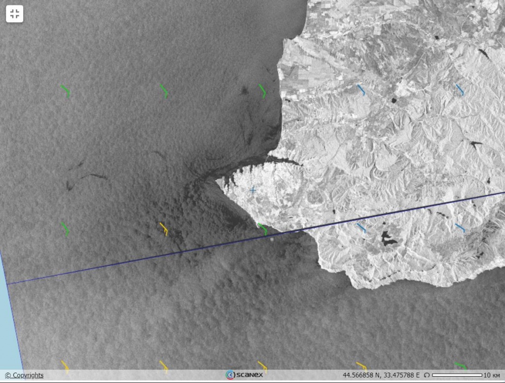 Рис. 3. Фрагмент РЛИ Sentinel-1A (5.01.2025, 15:38 UTC), охватывающий юго-западную часть п-ова Крым, на котором видны отдельные мазутные пятна у побережья от г. Балаклавы до пгт Кача и мористее © ESA