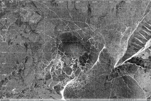 Рис. 4. Кольцевая структура во льду у м. Нижнее Изголовье на радиолокационных изображениях спутника Sentinel-1A, полученных на вертикальной поляризации: 25.03.2016, 23:05 UTC (вверху) и 31.03.2016, 10:25 UTC (внизу), положение центра показано каплей. По периферии кольца видна повышенная трещиноватость льда. © ESA